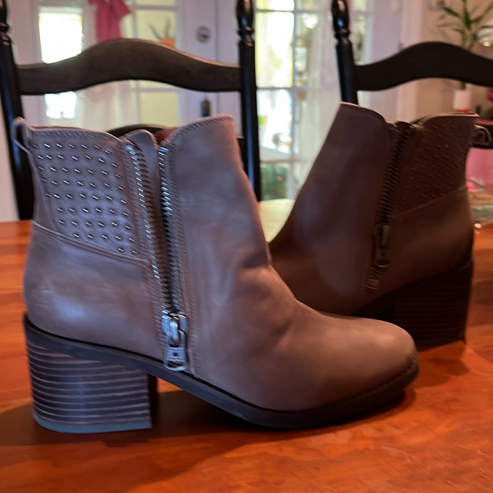 Lucky brand taupe boots embellished size 7